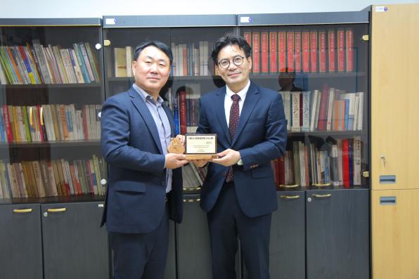 김욱종 동문, 누적 기부 1천만 원 달성… 감사패 수여