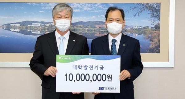 남보우 · 김은경 교수, 정든 교정 떠나며 발전기금 3천만 원 기부